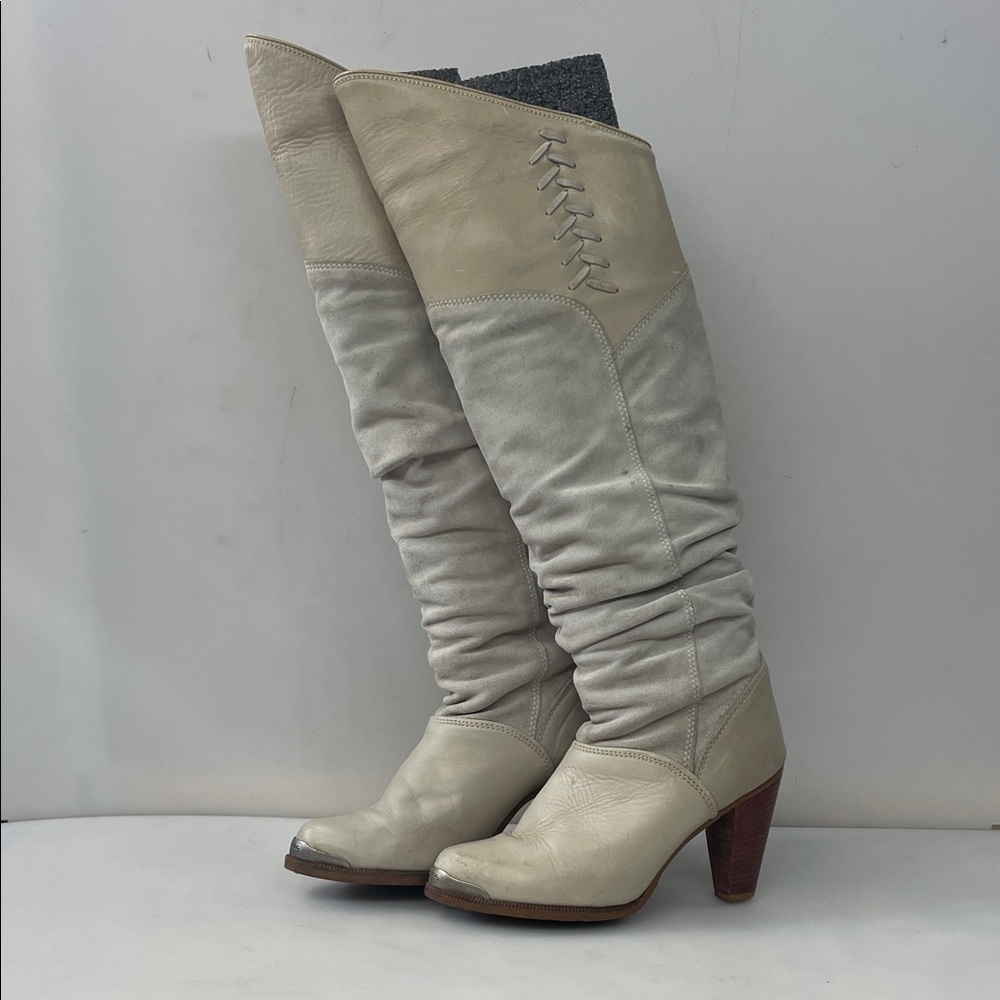 Zodiac true vintage Elegant Cream Knee-High Women's Boots size 7 m